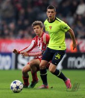 Fussball Champions League: Thomas Mueller (li, FC Bayern Muenchen) gegen Granit Xhaka  (re, FC Basel)