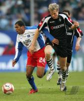 Fussball 1. Bundesliga: Hamburg - Moenchengladbach, Zweikampf