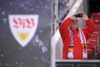 FUSSBALL : VfB Fan vor dem Logo