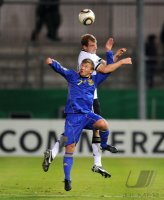 Fussball International:  Vitalii Fedotov (li, Ukraine) gegen Sebastian Neumann (re, Deutschland)