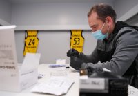 Basketball 2. Bundesliga  20/21: Mirjan Broening (Tigers) beim Covid-19 Schnelltest