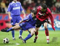 Fussball 1. Bundesliga: Leverkusen - Berlin, Zweikampf