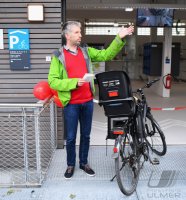 Oberbuergermeister Palmer nimmt die Radgarage am Tuebinger Hauptbahnhof in Betrieb