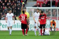 Fussball 1. Bundesliga :  Schiri Knut Kircher zeigt die Gelbe Karte Arturo Vidal (Leverkusen)