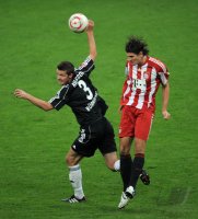 Fussball 1. Bundesliga : Per Nilsson (li, 1 FC Nuernberg)  gegen Mario Gomez (re, FC Bayern Muenchen)