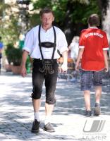 1. Fussball Bundesliga : FC Bayern in Lederhosen bei Paulaner