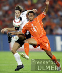 Fussball Testspiel: Niederlande - Deutschland, Zweikampf