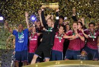 Fussball: DFB Pokal Finale: Jefferson Farfan , Alexander Baumjohann , Torwart Manuel Neuer , Benedikt Hoewedes , Joel Matip (v. li., FC Schalke 04)