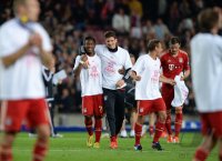 FUSSBALL INTERNATIONAL CHL HALBFINALE 12/13: JUBEL David Alaba (FC Bayern Muenchen) und Mario Gomez (FC Bayern Muenchen)