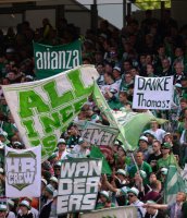 Fussball 1. Bundesliga  Saison  2012/2013: SV Werder Bremen Fans bedanken sich bei Ex Trainer Thomas Schaaf
