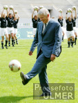 FUSSBALL DFB Pressekonferenz, Otto SCHILY am Ball