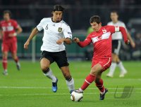 Fussball International EM 2012-Qualifikation: Sami KHEDIRA (li, Deutschland)  gegen Emre Beloezoglu (re, Tuerkei)