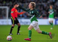 Fussball: 1. Bundesliga Saison 2010/2011: Bremen, MARIN am Ball