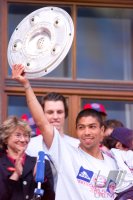 Fussball:  Giovanne Elber jubelt mit der Meisterschale