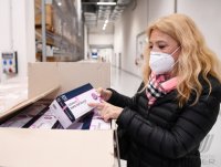 Uebergabe Corona-Schnelltests:  DRK-Kreisvorsitzende /  Aerztin Dr. Lisa Federle