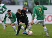 Fussball 1. Bundesliga :  Edgar Prib (li, Greuther Fuerth) gegen Aaron Hunt (Mitte, SV Werder Bremen)  und Stephan Fuerstner (Greuther Fuerth)