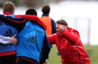 Fussball 1. Bundesliga : Trainer Louis van Gaal will die Mannschaft fotografieren  FCB)