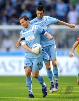 Fussball 2. Bundesliga:  Benjamin Lauth (li,) mit Maximilian Nicu  (1860 Muenchen)