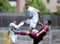 U19 Fussball Bundesliga :  Liridon Vocaj (li, TSV 1860 Muenchen) gegen Nico Pfrengle (re, 1FC Kaiserslautern)