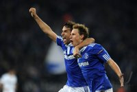 Fussball CHL  Saison 2010/2011: Jubel nach dem Tor zum 2:1, Raul, Benedikt Hoewedes (v. li., FC Schalke 04)