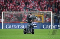 Fussball International EM 2012-Qualifikation: TV Kameramann auf dem Platz
