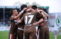 2. Fussball Bundesliga: Pauli Jubeltraube mit Deniz Naki, Fabian Boll, Marius Ebbers (v.li., Pauli)