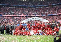 Fussball, 1. Bundesliga  Saison 13/14: Jubel FC Bayern Muenchen mit Schale