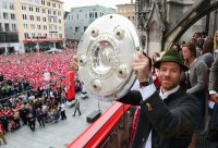 Fussball 1. Bundesliga  Meisterfeier FC Bayern Muenchen 14/15: Xabi Alonso mit Schale