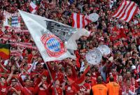 Fussball 1. Bundesliga : Jubel Bayern Fans mit Meisterschale