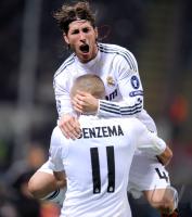 FUSSBALL  International CHL 09/10 : Sergio Ramos auf Karim Benzema (Real Madrid)