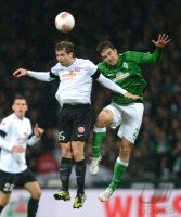 Fussball 1. Bundesliga Saison 12/13:  Andreas Ivanschitz (li, 1. FSV Mainz 05) gegen Sokratis Papastathopoulos (SV Werder Bremen)