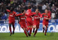 2. Fussball Bundesliga: (v. li.) Augsburg JUBEL nach dem TOR zum 0:2 mit Gibril Sankoh, Paul Verhaegh, Marcel de Jong