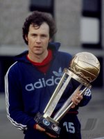 Fussball  Training Bayern : Beckenbauer mit Weltpokal