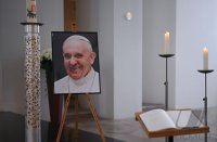Ein Bild des verstorbenen Papst Franziskus I.im Rotternburger Dom St. Martin