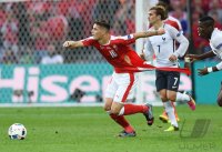 Fussball International Europameisterschaft 2016: Granit Xhaka (Schweiz) mit zerrissenem Trikot