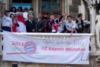 Fussball:  Das Team mit Banner DANKE UNTERHACHING