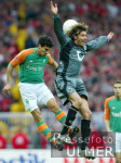 Fussball 1. Bundesliga: Bremen - Hannover, Zweikampf