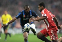 Fussball CHL  Saison 2010/2011: Samuel Eto'o , Eto (li, Inter Mailand) gegen Breno (re, FC Bayern Muenchen)