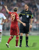 Fussball 1. Bundesliga, Saison 2011/2012:  Toni Kroos (FC Bayern Muenchen) mit Schiedsrichter Manuel Graefe