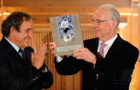 Fussball International Franz Beckenbauer bekommt den UEFA President s Award