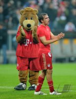 Fussball CHL  Saison 2011/2012:  Maskottchen Bernie mit Philipp Lahm (FC Bayern Muenchen)