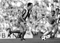 Fussball 1. Bundesliga Saison 1968/1969: BECKENBAUER (FCB) am Ball.