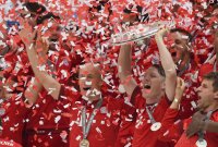 Fussball, 1. Bundesliga  Saison 13/14: Jubel FC Bayern Muenchen mit Schale