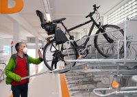 Oberbuergermeister Palmer nimmt die Radgarage am Tuebinger Hauptbahnhof in Betrieb