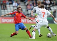 Fussball U21-EURO 2011 Halbfinale:  Juan Mata (li, Spanien) gegen Mikhail Sivakov (re, Weissrussland)