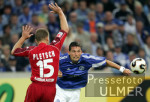 Fussball 1. Bundesliga: Schalke - Kaiserslautern, Zweikampf