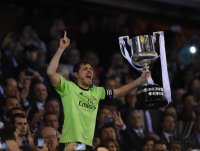 FUSSBALL International COPA DEL REY 13/14:  JUBEL Torwart Iker Casillas (Real Madrid) mit Pokal
