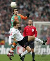 Fussball 1. Bundesliga: Bremen - Moenchengladbach, Zweikampf