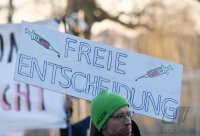 Kundgebung im Tuebinger Anlagenpark: 1200 Menschen demonstrierten gegen die einrichtungsbezogene Impfpflicht