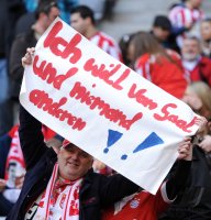 Fussball 1. Bundesliga : Bayern FAN mit einem Plakat Ich will Trainer Louis van Gaal (FC Bayern Muenchen)